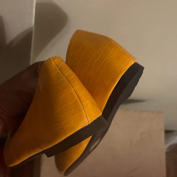 ♥️ True Sz 12M Women’s Honey Yellow Flats Like New Comfortable Faux Crocodile - Picture 4 of 5